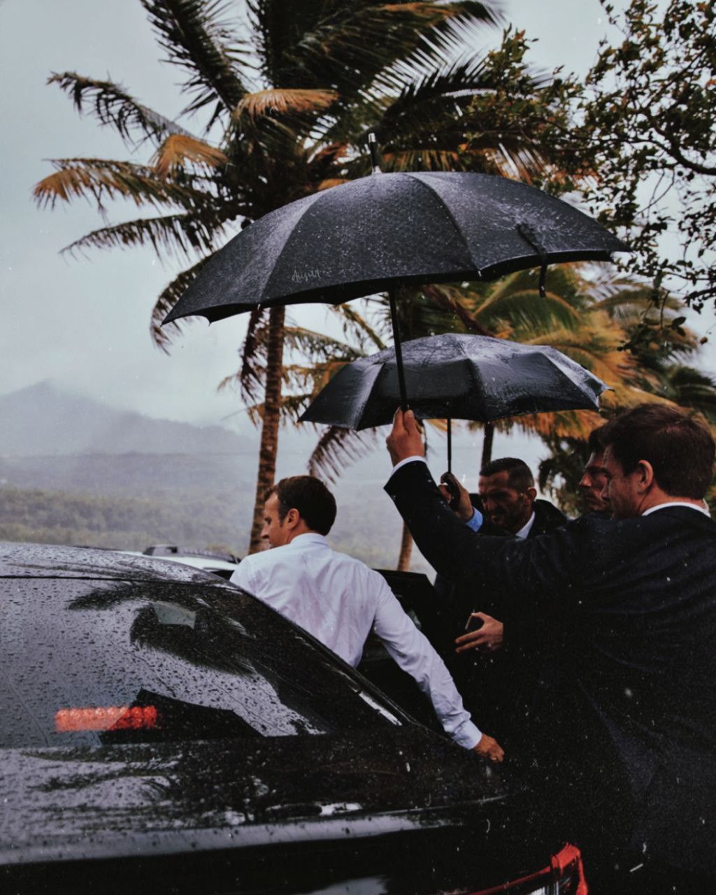 Personnalité qui rentre dans une voiture, protection des agents de sécurité privée